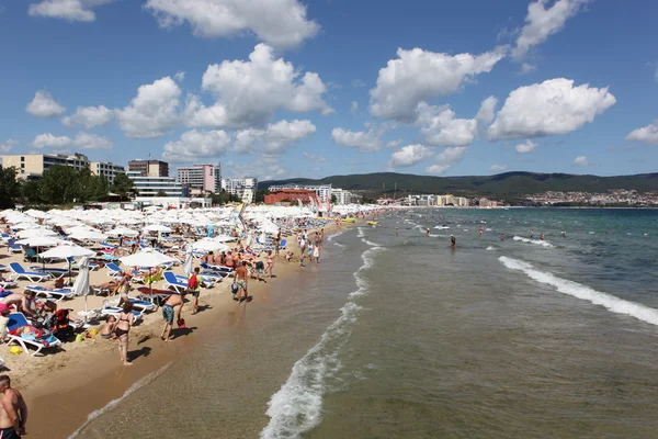 Słoneczny Brzeg, Bułgaria - 29 sierpnia: ludzie odwiedzają słonecznej plaży na 29 sierpnia, 2014. Słoneczny Brzeg to największy i najbardziej popularny nadmorski beach resort w Bułgarii. — Zdjęcie stockowe