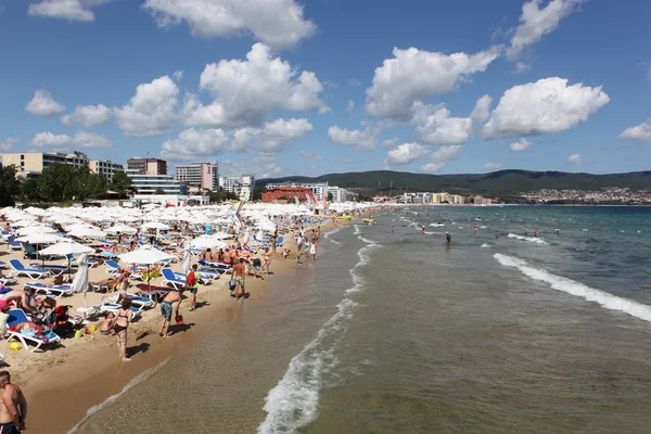 SUNNY BEACH, BULGARIA - AUGUST 29: People visit Sunny Beach on August 29, 2014. Sunny Beach is the largest and most popular seaside beach resort in Bulgaria. — Stock Photo, Image