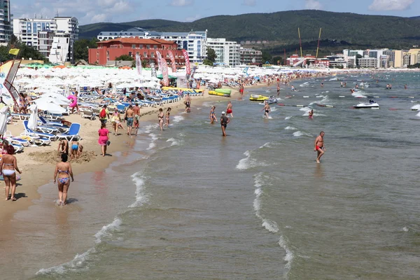 SUNNY BEACH, BULGÁRIA - 29 de agosto: As pessoas visitam Sunny Beach em 29 de agosto de 2014. Sunny Beach é a maior e mais popular estância balnear na Bulgária . — Fotografia de Stock