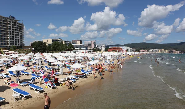 SUNNY BEACH, BULGARIA - AUGUST 29: People visit Sunny Beach on August 29, 2014. Sunny Beach is the largest and most popular seaside beach resort in Bulgaria. — Stock Photo, Image