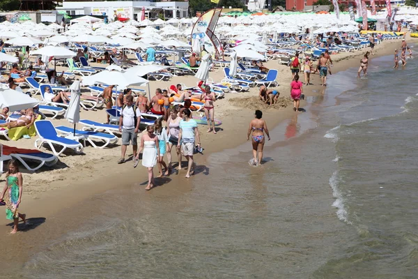 SUNNY BEACH, BULGARIA - AUGUST 29: People visit Sunny Beach on August 29, 2014. Sunny Beach is the largest and most popular seaside beach resort in Bulgaria. — Stock Photo, Image