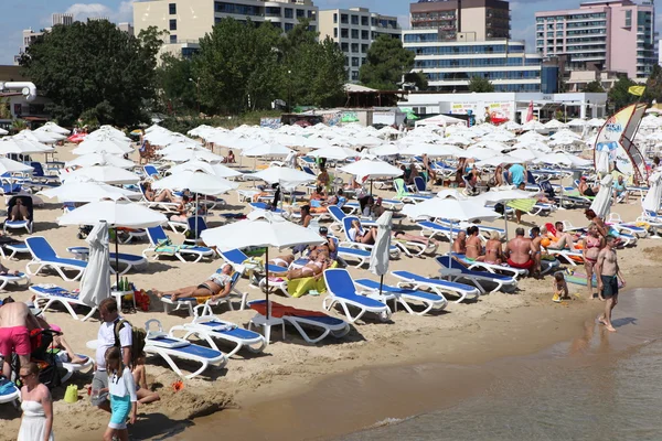 PLAYA SUNNY, BULGARIA - 29 de agosto: La gente visita Sunny Beach el 29 de agosto de 2014. Sunny Beach es el balneario más grande y popular de Bulgaria . — Foto de Stock