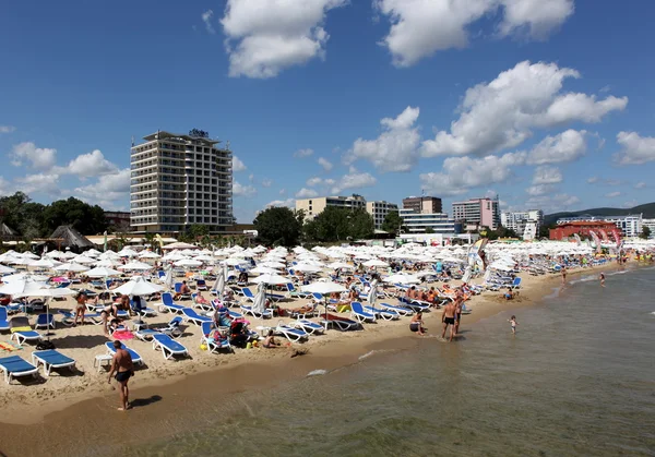 Sunny Beach, BULGARIA - 29 AUGUST: Oamenii vizitează Sunny Beach pe 29 august 2014. Sunny Beach este cea mai mare și mai populară stațiune de plajă de pe litoral din Bulgaria. . — Fotografie, imagine de stoc