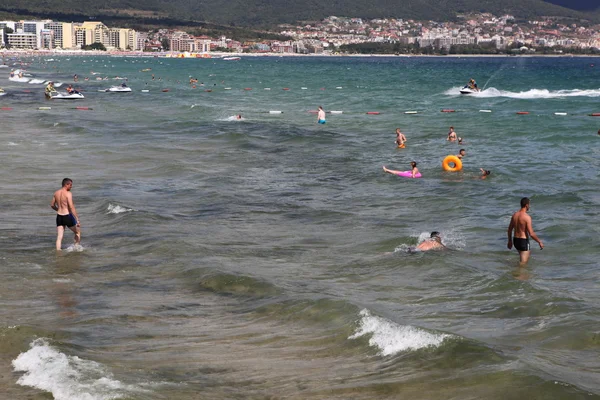 SPIAGGIA DI SUNNY, BULGARIA - 29 AGOSTO: La gente visita Sunny Beach il 29 agosto 2014. Sunny Beach è la più grande e popolare località balneare della Bulgaria . — Foto Stock