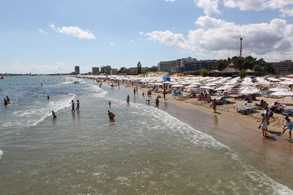 SUNNY BEACH, BULGARIA - AUGUST 29: People visit Sunny Beach on August 29, 2014. Sunny Beach is the largest and most popular seaside beach resort in Bulgaria. — Stock Photo, Image