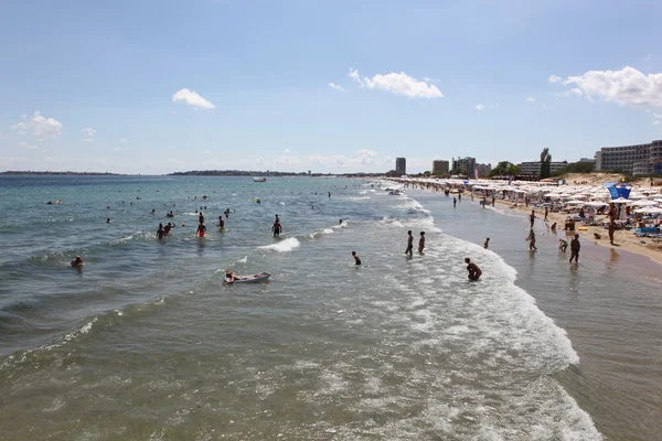 Sunny beach, Bulgarije - augustus 29: mensen bezoeken zonnige strand op augustus 29, 2014. zonnige strand is het grootste en meest populaire badplaats beach resort in Bulgarije. — Stockfoto