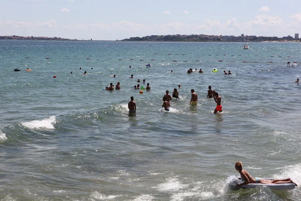 Sunny beach, Bulgarije - augustus 29: mensen bezoeken zonnige strand op augustus 29, 2014. zonnige strand is het grootste en meest populaire badplaats beach resort in Bulgarije. — Stockfoto