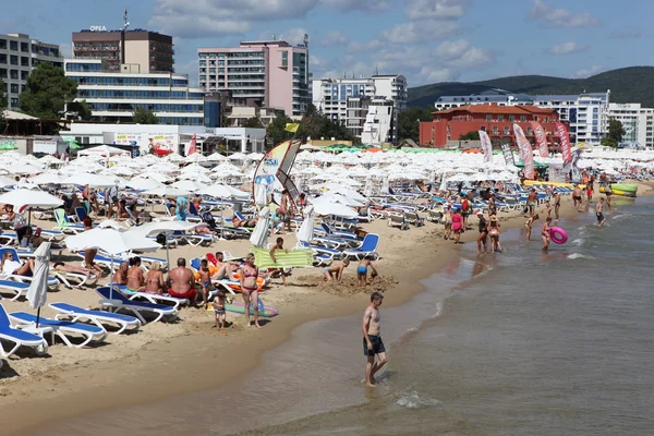 PLAYA SUNNY, BULGARIA - 29 de agosto: La gente visita Sunny Beach el 29 de agosto de 2014. Sunny Beach es el balneario más grande y popular de Bulgaria . — Foto de Stock