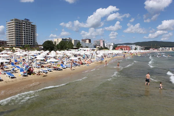 SUNNY BEACH, BULGARIA - AUGUST 29: People visit Sunny Beach on August 29, 2014. Sunny Beach is the largest and most popular seaside beach resort in Bulgaria. — Stock Photo, Image