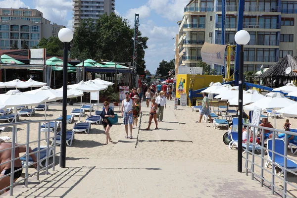 Sunny beach, Bulgarien - augusti 29: människor besöka sunny beach på augusti 29, 2014. Sunny beach är den största och mest populära strand badorten i Bulgarien. — Stockfoto