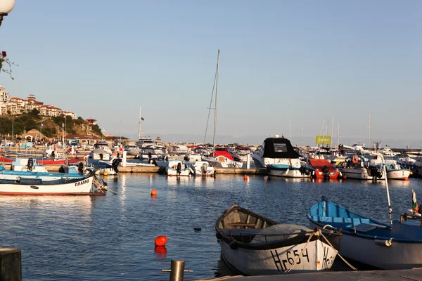Sveti vla-8 月 29： 游艇口岸码头 dinevi，8 月 29，2014年。位于布尔加斯省内塞伯尔市 sveti vla 是关于黑海海岸保加利亚的一个小镇和海边的度假胜地. — 图库照片