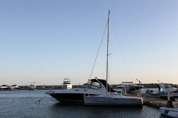 ヴァルナ - 8 月 29: yachtport マリーナ dinevi、8 月 29 2014年。ヴァルナ、ブルガリアの黒海沿岸の町と海辺のリゾートであるネセバル自治体、ブルガス州. — ストック写真