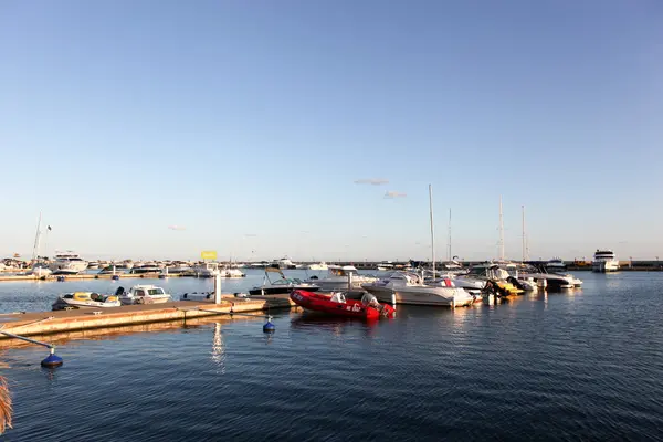 SVETI VLAS 29 สิงหาคม: Yachtport Marina Dinevi, 29 สิงหาคม 2014 Sveti Vlas เป็นเมืองและรีสอร์ทริมทะเลบนชายฝั่งทะเลดําของบัลแกเรีย ตั้งอยู่ในเทศบาลเนสบาร์ จังหวัดเบอร์กัส . — ภาพถ่ายสต็อก