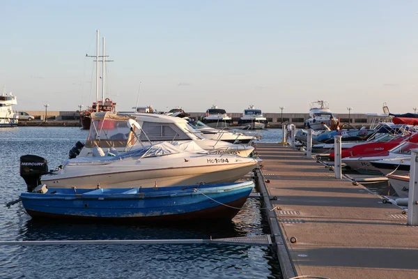 SVETI VLAS - 29 de agosto: Yachtport Marina Dinevi, 29 de agosto de 2014. Sveti Vlas é uma cidade e uma estância balnear na costa do Mar Negro da Bulgária, localizada no município de Nesebar, província de Burgas . — Fotografia de Stock