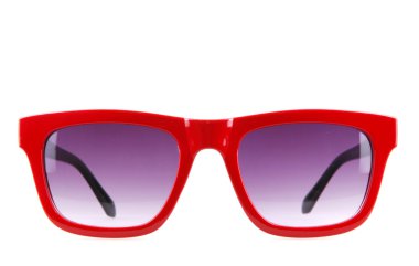 Güneş gözlüğü beyaza izole edilmiş