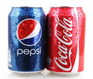 Aytos, Bulgaristan - 11 Aralık 2014: Coca-Cola ve Pepsi 330 ml'lik kutu fotoğraf. Dünyanın en popüler gazlı içecek Coca Cola ve Pepsi arasındadır.