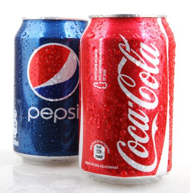 Aytos, Bulgaristan - 11 Aralık 2014: Coca-Cola ve Pepsi 330 ml'lik kutu fotoğraf. Dünyanın en popüler gazlı içecek Coca Cola ve Pepsi arasındadır.