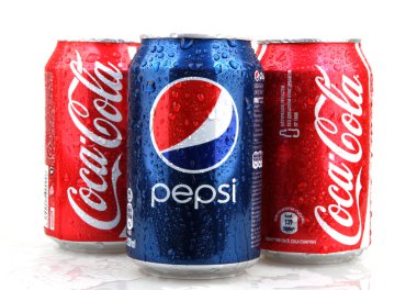 Aytos, Bulgaristan - 11 Aralık 2014: Coca-Cola ve Pepsi 330 ml'lik kutu fotoğraf. Dünyanın en popüler gazlı içecek Coca Cola ve Pepsi arasındadır.