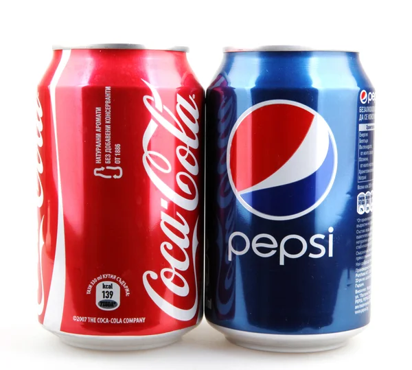 Aytos, Bulgaristan - 11 Aralık 2014: Coca-Cola ve Pepsi 330 ml'lik kutu fotoğraf. Dünyanın en popüler gazlı içecek Coca Cola ve Pepsi arasındadır.