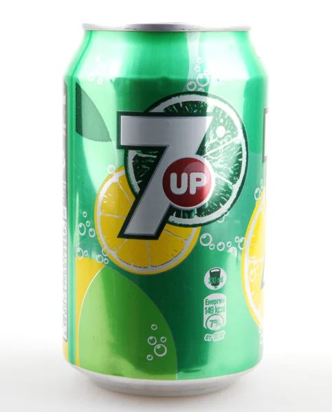 AYTOS, BULGARIE - 11 DÉCEMBRE 2014 : Photo d'une boîte de Coca-Cola et Pepsi 330 ml. Coca-cola et Pepsi sont parmi les boissons gazeuses les plus populaires au monde . — Photo