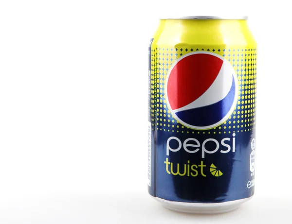 Aytos, Bulgária - 2014. December 11.: Fotó a Coca-Cola és a Pepsi 330 ml-es dobozos. Coca-Cola és a Pepsi van között a leg--bb népszerű szénsavas italok a világ. — Stock Fotó