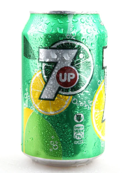 Aytos, Bulgaristan - 11 Aralık 2014: Coca-Cola ve Pepsi 330 ml'lik kutu fotoğraf. Dünyanın en popüler gazlı içecek Coca Cola ve Pepsi arasındadır.