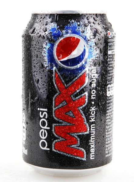 AYTOS, BULGARIA - 11 de diciembre de 2014: Foto de una lata de Coca-Cola y Pepsi de 330 ml. Coca-cola y Pepsi se encuentran entre las bebidas carbonatadas más populares del mundo . — Foto de Stock