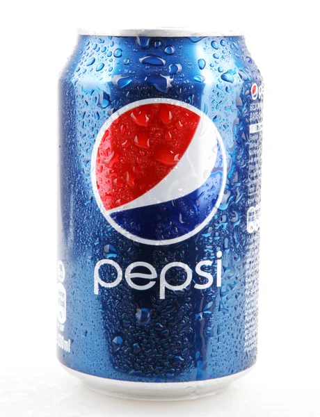 AYTOS, BULGARIA - 11 ДЕКАБРЯ 2014: Фото банки Coca-Cola и Pepsi 330 мл. Кока-кола и Пепси являются одними из самых популярных газированных напитков в мире . — стоковое фото