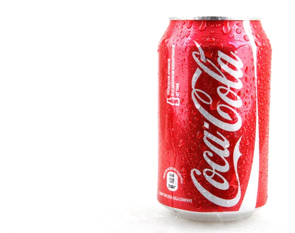 AYTOS, BULGÁRIA - DEZEMBRO 11, 2014: Foto de uma lata de Coca-Cola e Pepsi 330 ml. Coca-cola e Pepsi estão entre as bebidas carbonatadas mais populares do mundo . — Fotografia de Stock