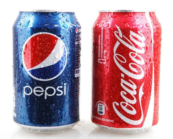 Aytos, Bulgaristan - 11 Aralık 2014: Coca-Cola ve Pepsi 330 ml'lik kutu fotoğraf. Dünyanın en popüler gazlı içecek Coca Cola ve Pepsi arasındadır.