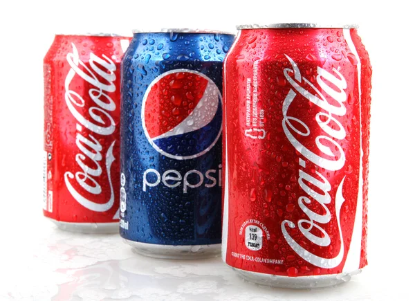 AYTOS, BULGÁRIA - DEZEMBRO 11, 2014: Foto de uma lata de Coca-Cola e Pepsi 330 ml. Coca-cola e Pepsi estão entre as bebidas carbonatadas mais populares do mundo . — Fotografia de Stock