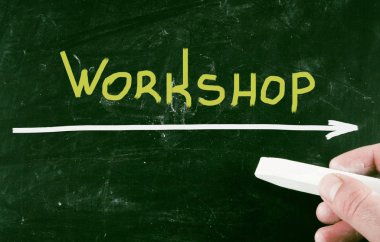 bir kara tahta üzerinde tebeşir ile el yazısıyla kavramı