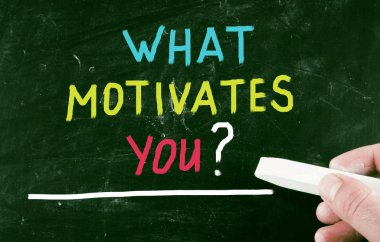 bir kara tahta üzerinde tebeşir ile el yazısıyla kavramı