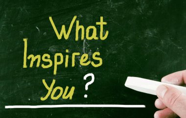 bir kara tahta üzerinde tebeşir ile el yazısıyla kavramı