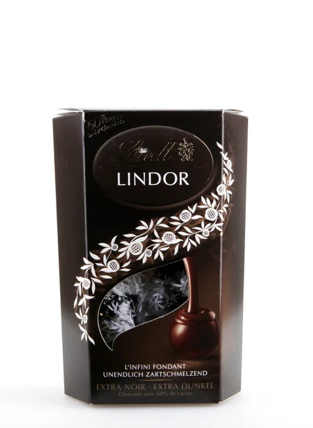 AYTOS, BULGARIE - 29 DÉCEMBRE 2014 : Truffe LINDOR au chocolat au lait. Lindt est reconnu comme un leader sur le marché du chocolat de qualité supérieure . — Photo