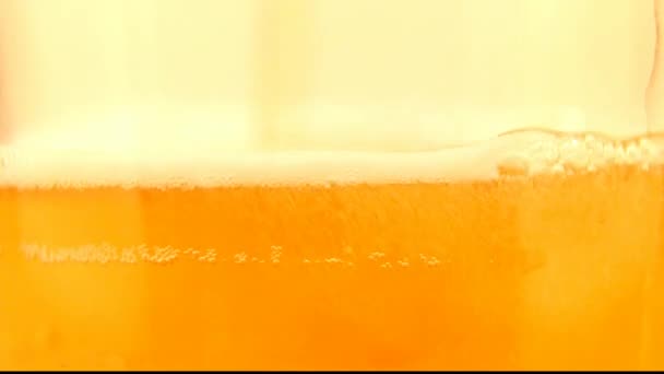 Close up of beer with bubbles — Stock Video