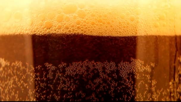 Chiudere la birra con le bollicine — Video Stock