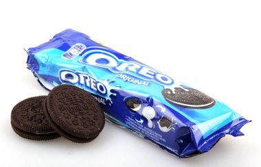 Aytos, Bulgaristan - 03 Nisan 2015: Oreo beyaz arka plan üzerinde izole. Oreo iki çikolata diskler arasında doldurma bir krem ile oluşan bir sandviç çerezidir.