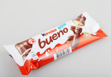 Aytos, Bulgaristan - 03 Nisan 2015: Kinder Bueno çikolata şeker çubuğu. Kinder Bueno İtalyan şekerleme üreticisi Ferrero tarafından yapılan bir çikolata Bar olduğunu.