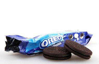 Aytos, Bulgaristan - 03 Nisan 2015: Oreo beyaz arka plan üzerinde izole. Oreo iki çikolata diskler arasında doldurma bir krem ile oluşan bir sandviç çerezidir.
