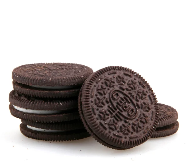 AYTOS, BULGARIA - 03 DE ABRIL DE 2015: Oreo aislado sobre fondo blanco. Oreo es una galleta sándwich que consta de dos discos de chocolate con un relleno de crema dulce entre . —  Fotos de Stock