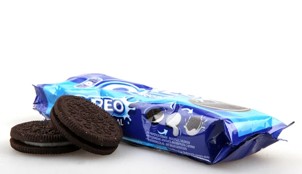 Aytos, Bulharsko - 03 dubna 2015: Oreo izolovaných na bílém pozadí. Oreo je cookie sendvič skládající se ze dvou čokoládových disků sladkou krémovou náplní mezi. — Stock fotografie