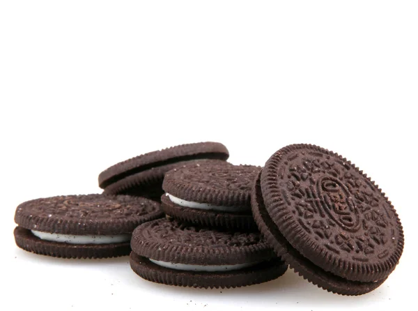 AYTOS, BULGARIE - 03 AVRIL 2015 : Oreo isolé sur fond blanc. Oreo est un biscuit sandwich composé de deux disques de chocolat avec une garniture à la crème douce entre les deux . — Photo