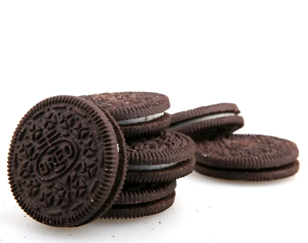 AYTOS, BULGARIE - 03 AVRIL 2015 : Oreo isolé sur fond blanc. Oreo est un biscuit sandwich composé de deux disques de chocolat avec une garniture à la crème douce entre les deux . — Photo