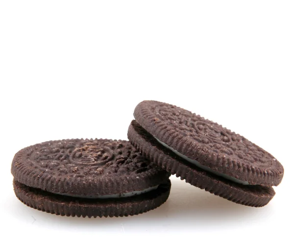 AYTOS, BULGÁRIA - 03 de abril de 2015: Oreo isolado sobre fundo branco. Oreo é um biscoito sanduíche que consiste em dois discos de chocolate com um creme doce preenchendo entre . — Fotografia de Stock