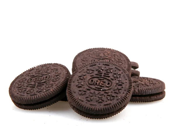 AYTOS, BULGARIE - 03 AVRIL 2015 : Oreo isolé sur fond blanc. Oreo est un biscuit sandwich composé de deux disques de chocolat avec une garniture à la crème douce entre les deux . — Photo