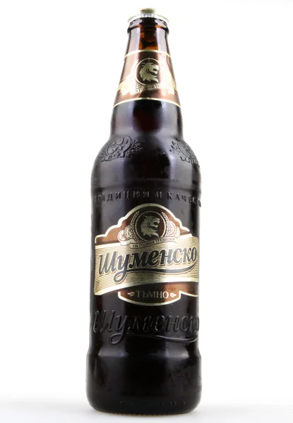 Aytos, Bulgaristan - 03 Nisan 2015: Beyaz zemin üzerine izole Shumensko şişe. Shumensko Shumen şehir demlenmiş bir Bulgar bira markasıdır. — Stok fotoğraf