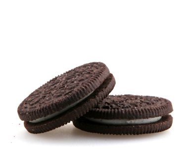 Aytos, Bulgaristan - 16 Nisan 2015: Oreo beyaz arka plan üzerinde izole. Oreo iki çikolata diskler arasında doldurma bir krem ile oluşan bir sandviç çerezidir.