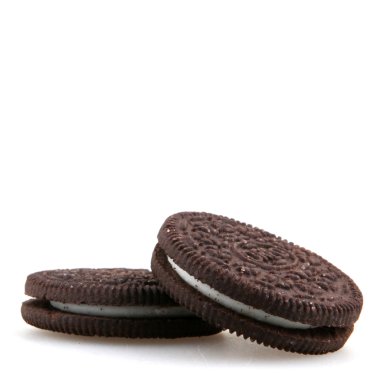 Aytos, Bulgaristan - 16 Nisan 2015: Oreo beyaz arka plan üzerinde izole. Oreo iki çikolata diskler arasında doldurma bir krem ile oluşan bir sandviç çerezidir.