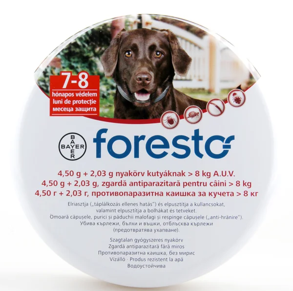 YTOS, BULGARIA - 16 DE ABRIL DE 2015: Foresto Bayer - correa anti-parásitos 38 cm. Bayer AG es una multinacional alemana de productos químicos y farmacéuticos . —  Fotos de Stock